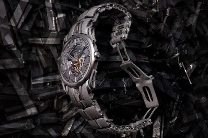 炼带同样以钛金属制成，手表整体重量仅51克，超轻量感佩戴在手上感觉很舒服。