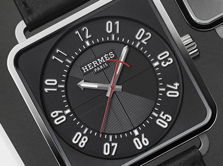 面盘细节多处也可见与建筑挂钩的处理方式，像是微粒喷砂处理，玑镂面盘采用直角排列饰纹等元素