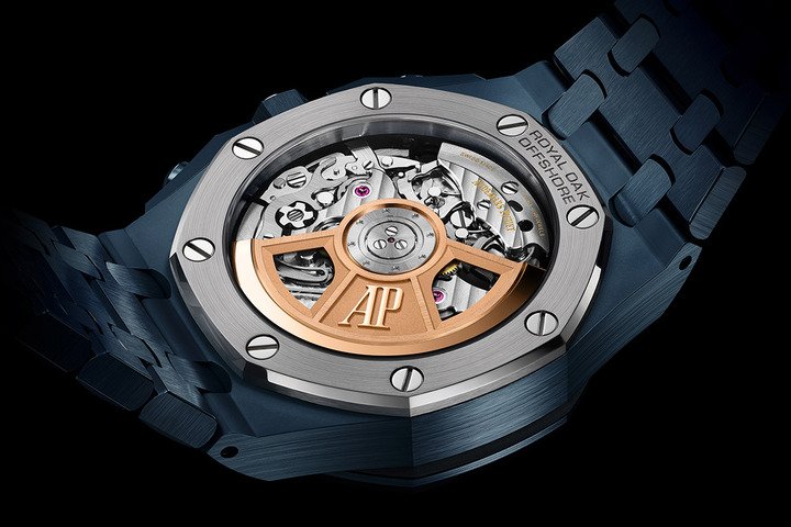 两款Royal Oak Offshore皇家橡树离岸型系列自动上链计时码表皆搭载品牌最新的一体整合自动上链计时码表机芯。其中，43毫米表款搭载4401机芯，而42毫米表款则搭载4404机芯。