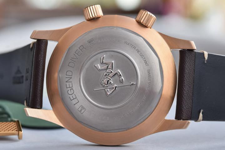 表款实底盖採用钛金属材质以确保手表拥有更佳的亲肤性