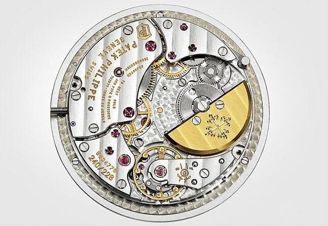 240 HU机芯是品牌旗下经典的複杂名机，特色在于调校的便利性，因此被品牌沿用多年，可靠品质也获得市场的肯定