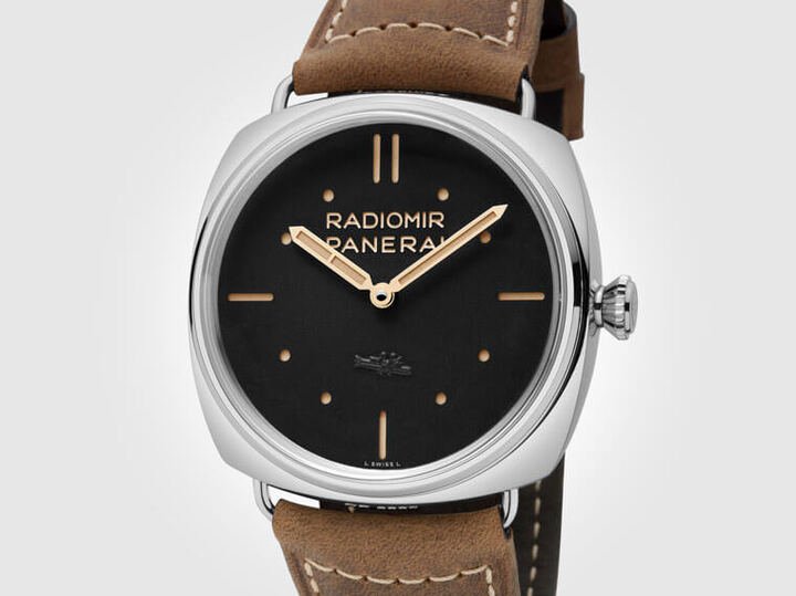 PAM00425具备枕型表壳、锥形表冠和线型表耳等都是1930年代Radiomir手表就有的特征