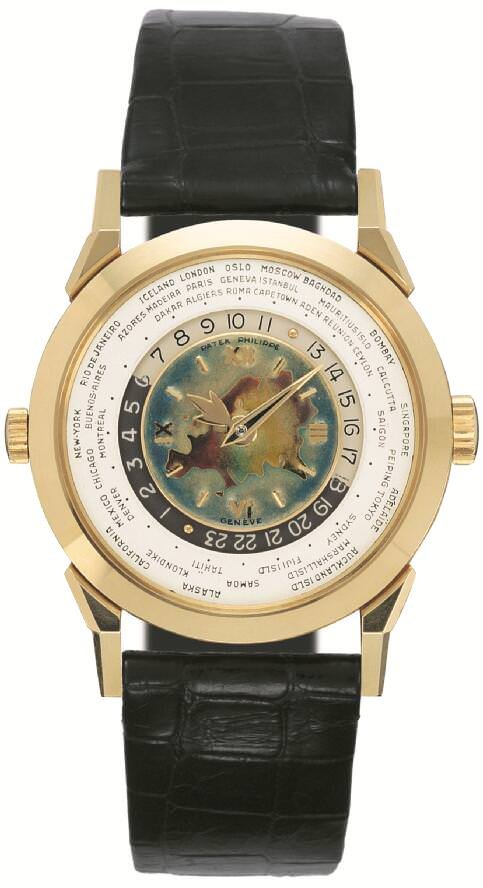 Reference 2523 HU黄金版，产于1953/1954 年。Patek Philippe首枚在9点钟位置增加第二表冠的腕表。这个表冠用于调整刻有城市的外圈。表盘表面为掐丝珐琅