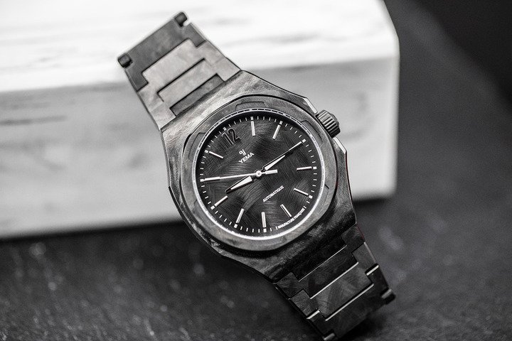 Wristmaster Traveller CMM.20黑色手工刷纹限量版，表盘、表壳、表带和机芯都是独一无二的手工刷纹修饰相结合，确保每一只腕表都讲述着自己的故事，使每一只腕表都成为自己独有的艺术签名。