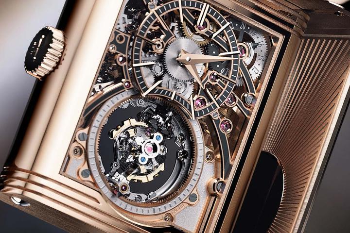 背面表盘上的黑色漆面，衬托镂空时、分显示环圈及其支撑桥架上，强调轻空灵的外观，与其他机芯零件及微喷砂处理所呈现的温润质感形成鲜明对比。