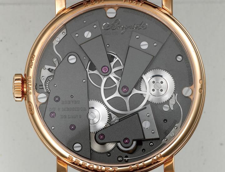 有别于其他几款Tradition，7047的轮系主要是从背面（表背侧）走的，虽然动力部与擒纵部都在正面，但也许是这两块佔去太多空间，因此中间连结两者的走时轮系都配置在背面