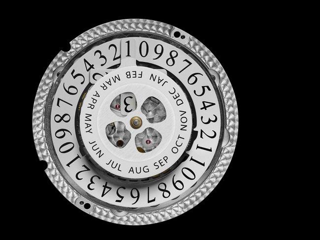 为配合Rotonde de Cartier年历腕表内置的9908 MC型机芯，卡地亚在12时位置设置了可独立显示双位数的大日历显示窗