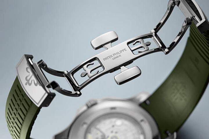 橡胶表带搭配百达翡丽自2018年启用的专利折叠扣，能确保手表更不容易松脱