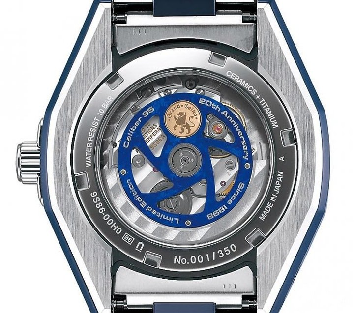 透明底盖可见18K玫瑰金GRAND SEIKO狮子徽章嵌在自动盘中，自动盘经阳极氧化处理，因此呈现独特的蓝色调