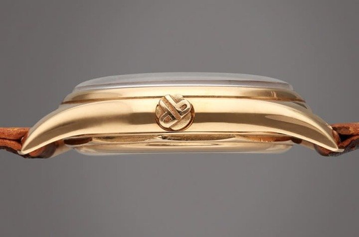 表冠上采用别致的双P标志，展现1950年代的设计风格。Source：Sotheby's
