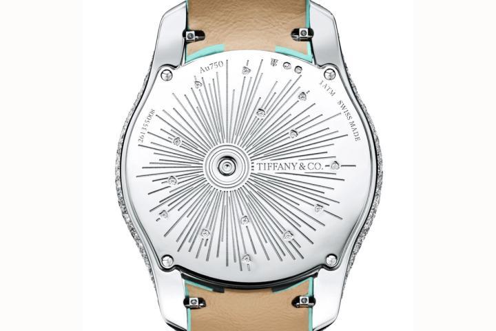 表背镌刻放射状太阳图案，灵感源自 Jean Schlumberger 为 Tiffany & Co. 设计的 Floral Arrows 胸针。