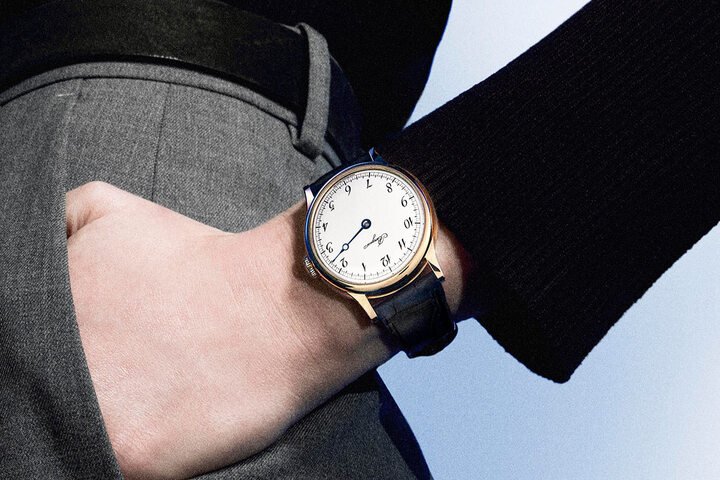 Classique Subscription 2025腕表搭配令人目眩的白色大明火珐琅表盘，忠实重现于宝玑钟表堤岸工坊问世的246号、324号和383号等时计的精髓。