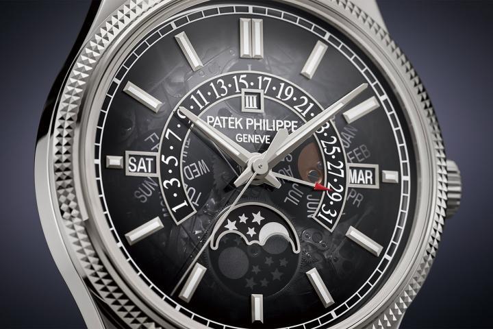 6159G-001 最大的特色之一是采用了经灰色金属化处理，向边缘渐变为黑色的蓝宝石水晶面盘，半掩半透之间，隐约可以窥见机芯的律动。