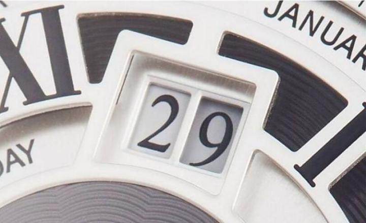 12点钟的时标位置以双窗式大日期视窗取代，每个月结束后透过表冠简易的调整，就能开始进入新的一个月