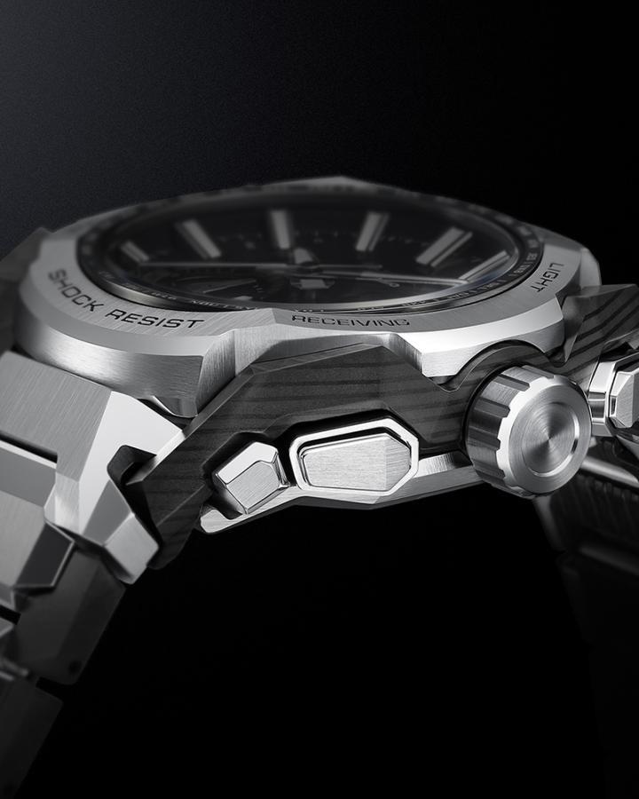 表壳外部以层层堆叠的玻璃碳纤维材质切割塑形而成，呈现出层次分明的立体轮廓。