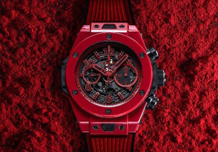 HUBLOT与法拉利合作的表款Big Bang Ferrari Unico Carbon Red Ceramic，也配上一个红色陶瓷外圈
