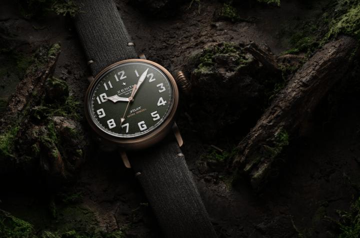 此次表壳采用青铜材质打造而成，经过岁月的沉淀能产生天然的铜绿色。表壳侧面刻有“HB-XXX”字样，“HB”代表瑞士民用航空注册码，后面为腕表编号