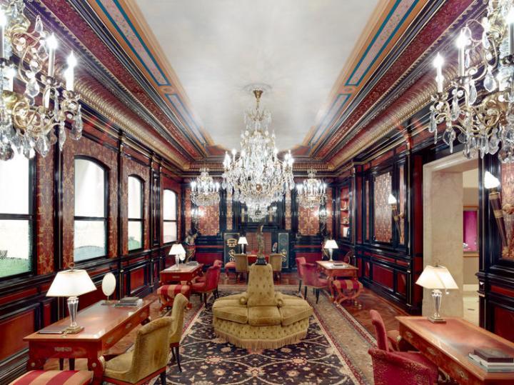 百达翡丽日内瓦沙龙内部保留了早期的装潢风格，古色古香地衬托出品牌珍惜并传承传统制表工艺的精髓