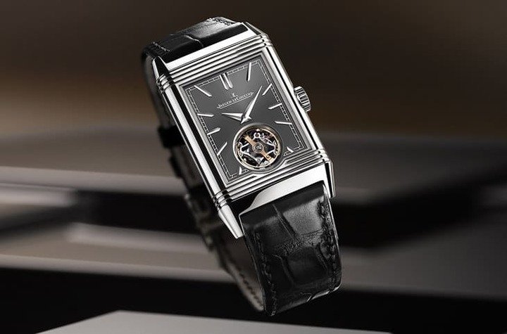 Reverso Tribute Duoface Tourbillon正面为简约的灰色太阳放射纹面盘，背面露出立体感强烈的开面设计，展现品牌精致工艺水准。