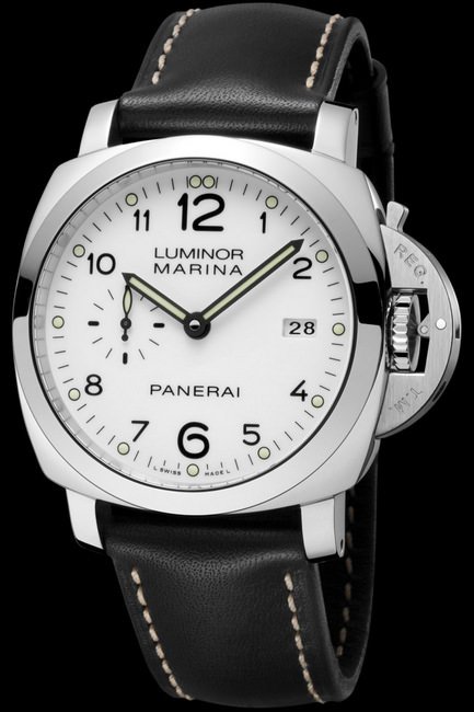 PANERAI PAM00499 ／沛纳海P.9000自动上链机械机芯，完全由 沛纳海研制／直径44毫米，AISI 316L抛光精钢。 ／ 防水300米