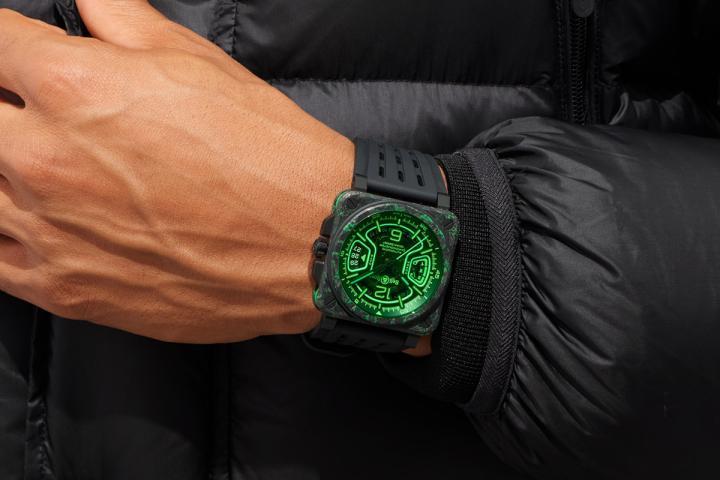 BR-X3 Night Vision 凭借独特设计及绿色 Super-LumiNova 夜光技术，跻身新一代夜间任务专业时计代表作。