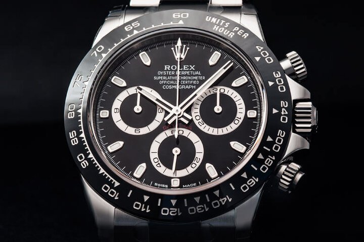 现行版Daytona导入了Superlative Chronometer的自家认证，不过面盘上关于认证的字样跟过去一样并未调整，只有随附的圆形吊牌由红色改成了绿色的