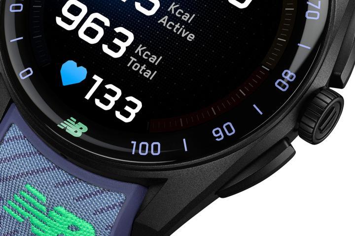 联名款的表面采用全新设计的 0-100 刻度环，可与应用程式内的训练数据同步，即时呈现跑者的训练强度与表现，提供清晰直觉的回馈。