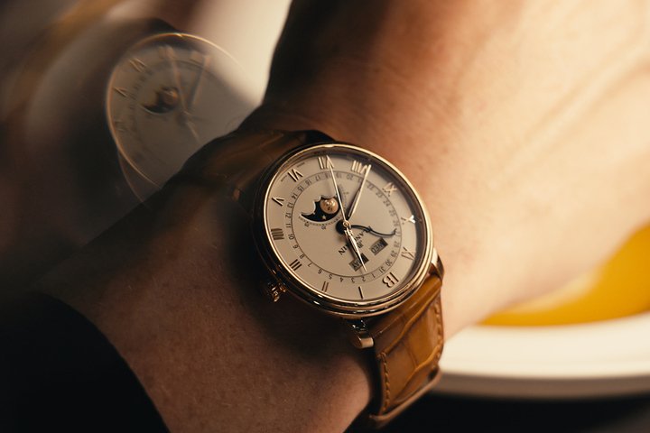 Villeret 全日历月相腕表，经典诗意月相与全日历功能，搭配温润的 18K 红金表壳，让每一刻相聚都值得铭记。