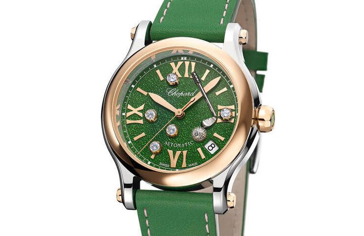 Happy Sport Golf腕表采用18K玫瑰金和精钢表壳，表径36mm，表冠镶嵌一颗沙弗莱石，搭配绿色粒纹面盘和牛皮表带。表款搭载自动上炼机械机芯，动力储存42小时，防水30米
