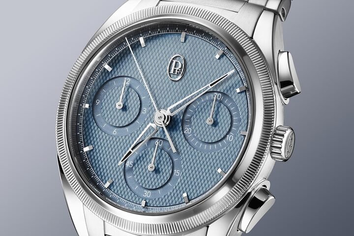 Tonda PF Chronograph的矿物蓝色表盘，随着光线变幻，颜色在光线下不断变化，并经由格状大麦粒玑镂饰纹，更突显层次与立体感，呈现生动、鲜活的光影变化。