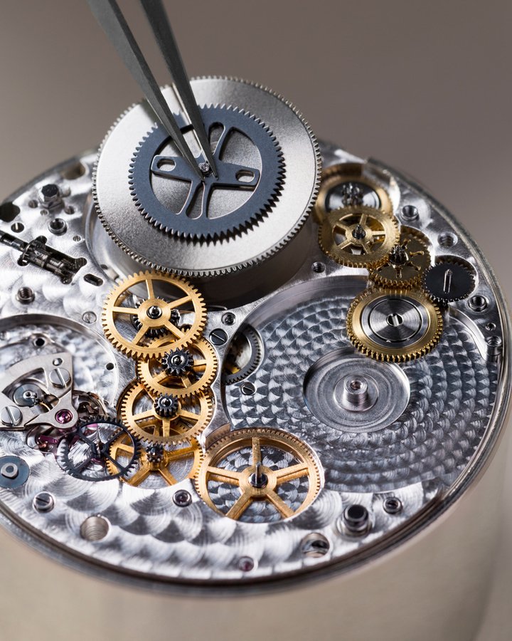 Octo Finissimo Automatic 37 超薄自动腕表搭载的全新 BVF 100 自动上链机芯。