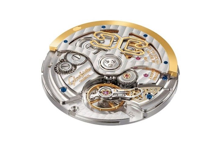 搭载 Calibre 36-16 机芯，拥有 100 小时动力，并以硅游丝与萨克森式修饰彰显德制精准。