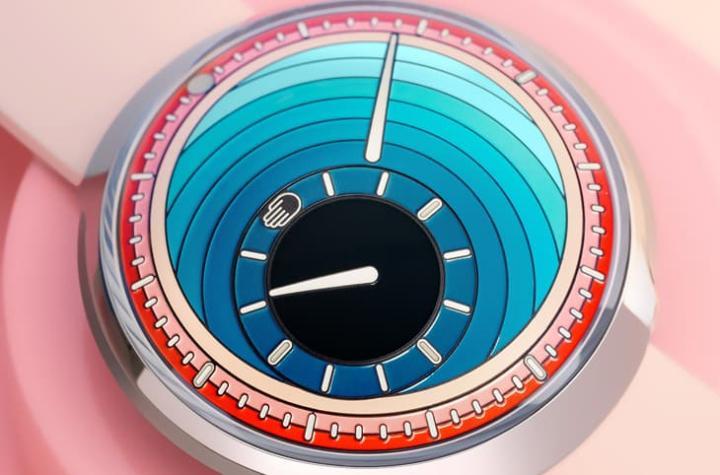 ROCS 8 系统仅保留时、分显示，圆盘随时间旋转，让几何图形形成动态艺术画面。