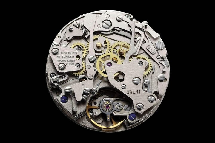 世界第一款自动上链计时机芯是Caliber 11，由百年灵（Breitling）、豪雅（Heuer）、汉米尔顿（Hamilton）与Dubois-Dépraz四家公司联合开发，并于1969年正式推出。