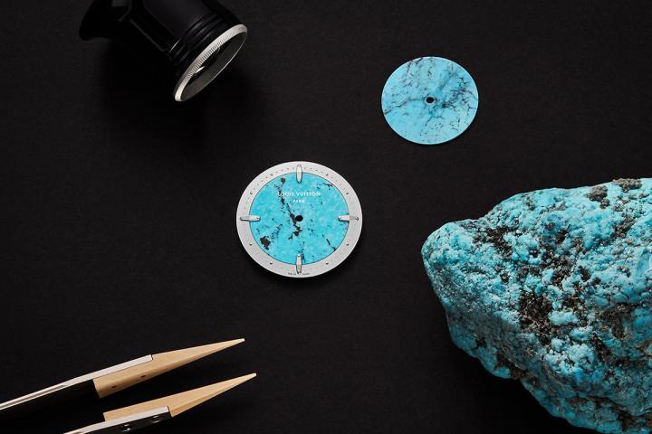 以高度精密的公差标准为宝石表盘与表壳加工，打造出指针、表耳与表冠的连接结构，由于石材十分脆弱，是一项需要极专注的挑战。之后，所有零件皆进行手工抛光，使先前因加工而呈现雾面的材质彻底焕亮，呈现出每一块石材真正的光彩。