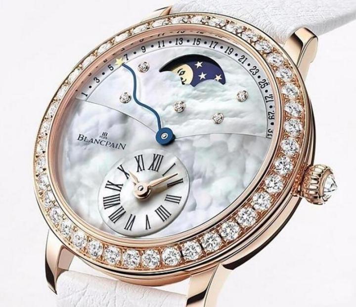 细看这只偏心月相表的盘面，诸多细腻华美的设计可说是一件顶尖杰作，表冠所镶嵌的近1克拉钻石更是难掩其光彩