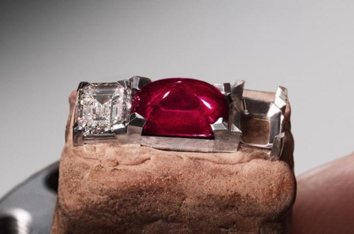 珠宝吊坠中央糖塔式切的圆润拱形源自糖锥造型，光线可深入宝石内部，呈现温润深邃的色泽层次。