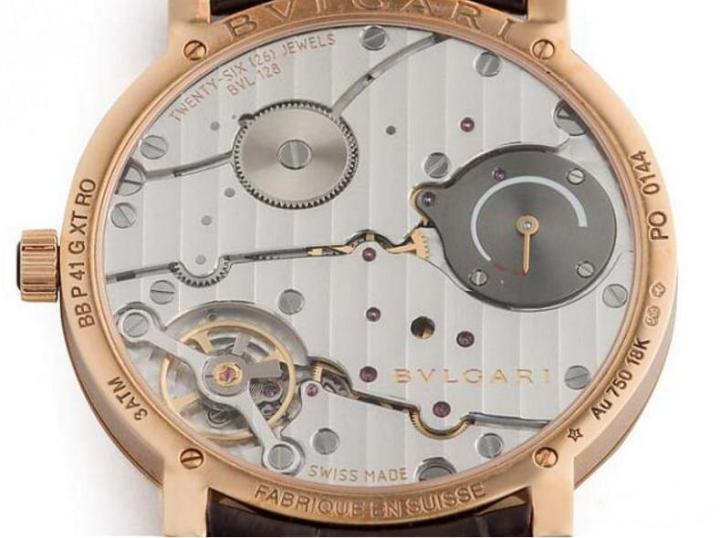 Finissimo 128机芯厚度只有2.23mm，但直径却有36.60mm，几乎已经是一般表壳的尺寸。儘管在体积上极端压缩，但在夹板上仍设置了动储显示，兼顾手上鍊机芯所需的机能性