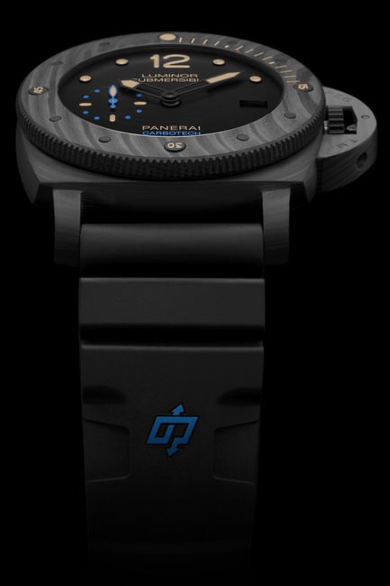 全新Luminor Submersible 1950 Carbotech™腕表编号为PAM00616，搭配黑色橡胶表带