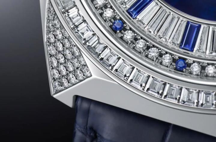 表圈镶有60颗矩形切割钻石，从钻石没有固定镶爪的设计看来，品牌是以隐形镶嵌工艺逐一镶制而成。