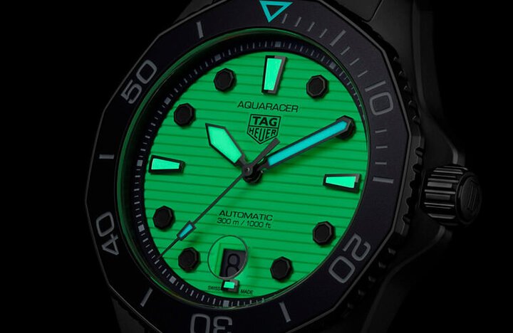 整枚面盘都涂上Super-LumiNova®夜光涂层，因此在黑暗环境中，手表面盘会整个发出绿色夜光