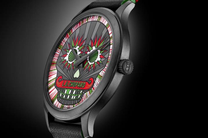 手表的不锈钢表壳经过DLC处理呈现神祕黑色，表壳厚度仅7.2mm承袭了L.U.C的传统特征。
