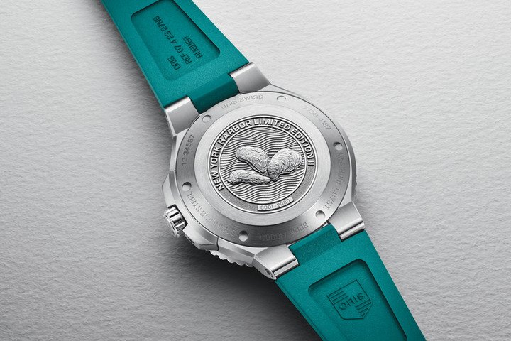 底盖镌刻牡蛎图案及“NEW YORK HARBOR LIMITED EDITION”字样。