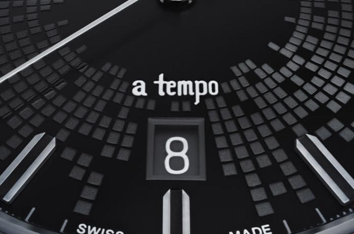 日期视窗上方的”a tempo”字样代表节奏复原，对音乐人而言别具意义。