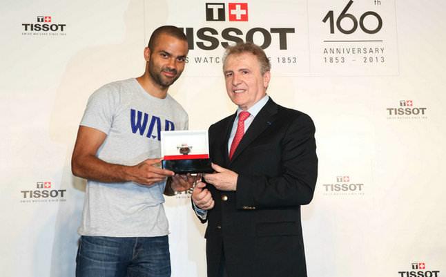 添宝先生向托尼·帕克赠送为他度身定制的限量版腕表