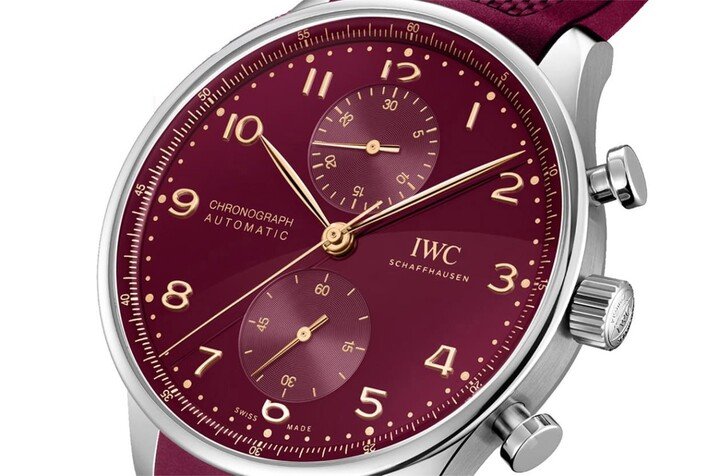 IWC替葡萄牙计时码表龙年特别版安排酒红色面盘搭配金色时标与指针细节，赋予手表福寿与吉兆的美好寓意。