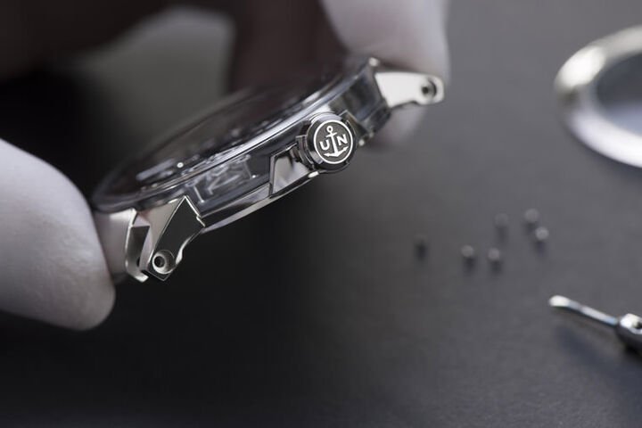 表款没有表圈设计，而是采用“蓝宝石玻璃圆顶”覆盖表面，因此除了正面，在腕表侧面同样可以看见机芯的立体结构