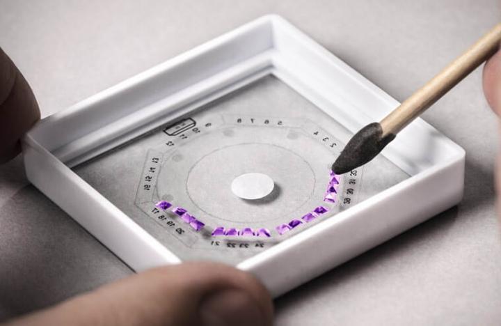 紫水晶的色泽不会完全一致，爱彼的珠宝工艺师花了长时间收集到色泽接近的紫水晶后，终于能创作出新款38mm皇家橡树自动上链计时码表
