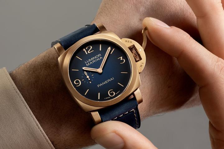 Luminor Marina Bronzo (PAM01678) 将沛纳海经典设计与随时间变化的材质结合。腕表坚固耐用，蕴含深厚海洋渊源，承袭沛纳海海洋传承。