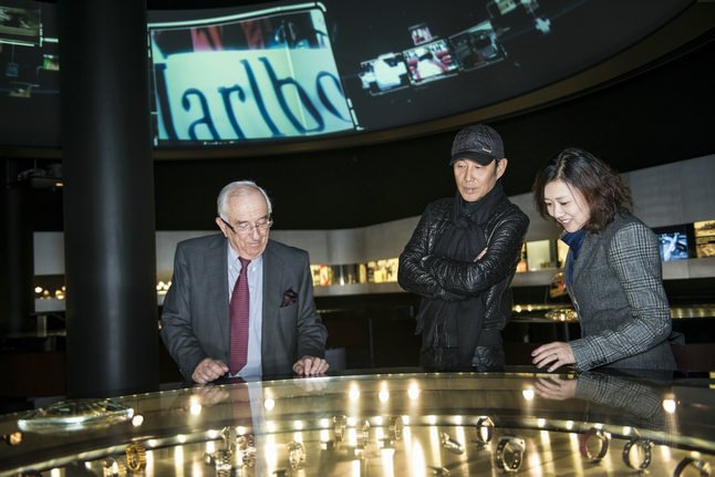 陈道明在TAG Heuer第四代传人杰克TAG Heuer豪雅的带领下参观360博物馆